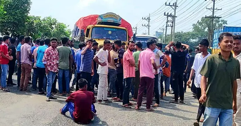 শ্রমিকদের মহাসড়ক অবরোধ